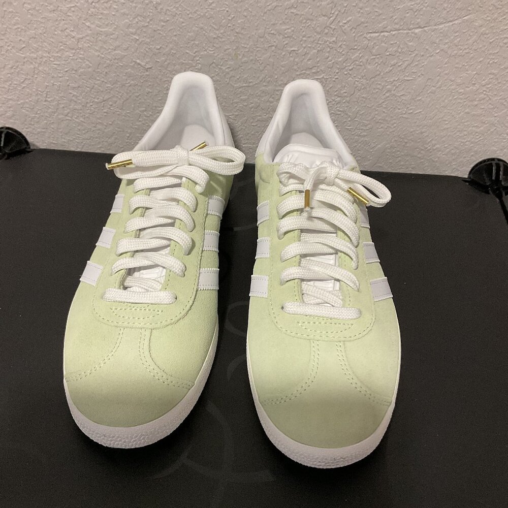 NWOB Adidas Gazelle sneakers 9.5 - Picture 3 of 6